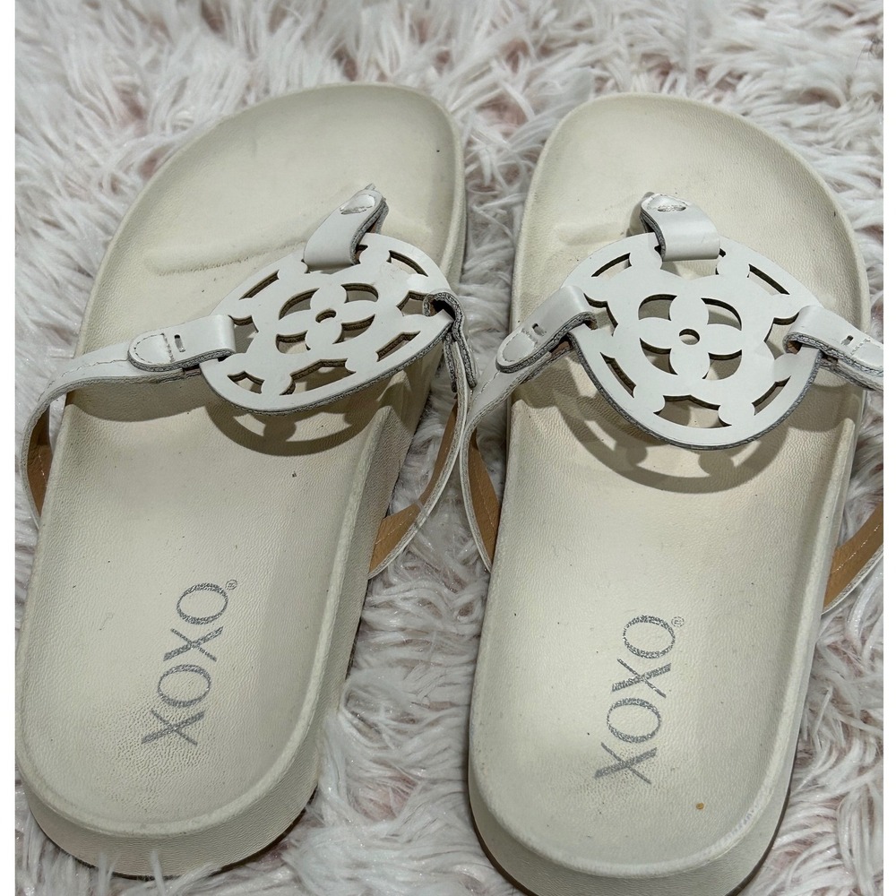 XOXO Thong Sandals Womens Size 8 White Medallion Cutout Flat Flip Flops - Picture 1 of 4